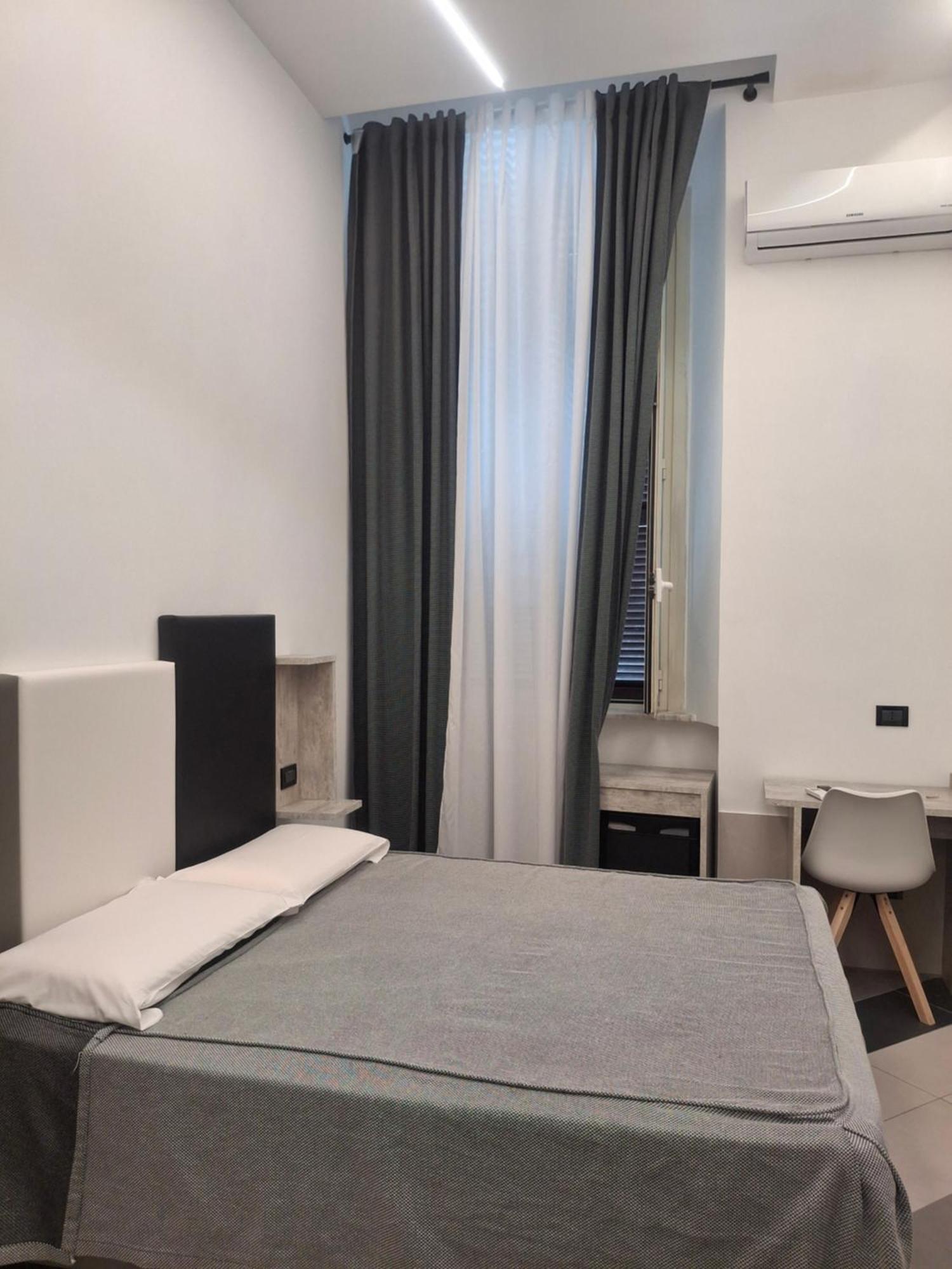 Viennese Hotel *